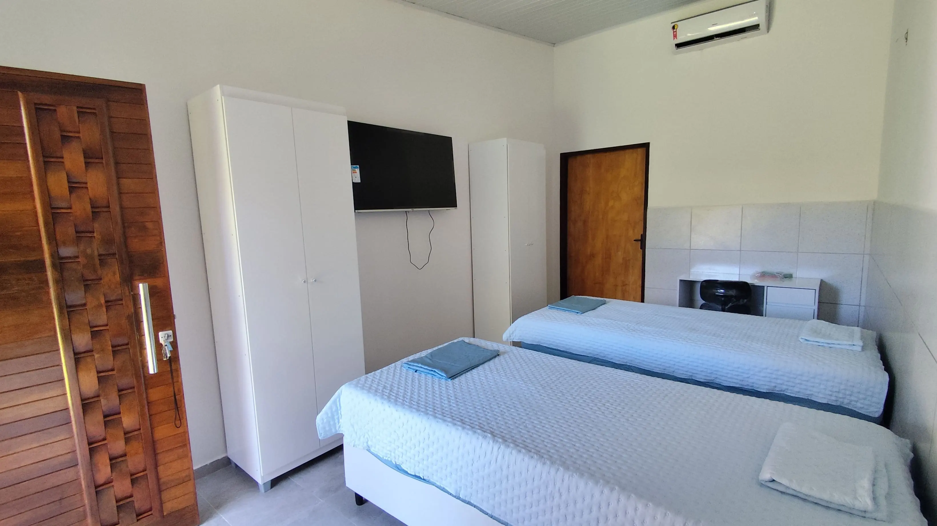 Quarto com camas e TV